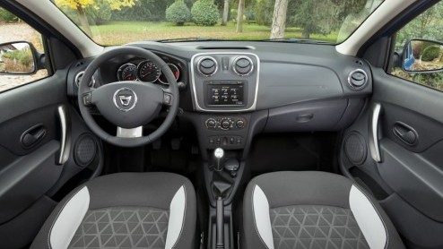 Een nieuwe auto op de markt brengen in het compacte segment is niet eenvoudig: de concurrentie is groot en daarbij is de lat al aardig hoog gelegd. Dacia probeert met de nieuwe Sandero als vanouds het