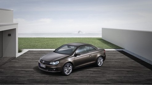 Met de komst van de Golf Cabriolet heeft Volkswagen de luxe nog meer cabrios in de familie te hebben. Omdat de Eos als vanouds het luxebroertje moet blijven is deze daarom onlangs opgefrist. Hoe weet