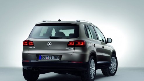 De Volkswagen Tiguan was zo'n beetje de enige VW die de afgelopen tijd nog geen facelift heeft gekregen. Was inderdaad, want nu is de compacte SUV uit 2007 ook voorzien van de nieuwe familieneus. In D