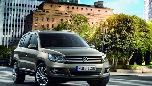 De Volkswagen Tiguan was zo'n beetje de enige VW die de afgelopen tijd nog geen facelift heeft gekregen. Was inderdaad, want nu is de compacte SUV uit 2007 ook voorzien van de nieuwe familieneus. In D