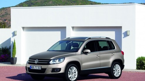 Onlangs hebben we al even naar de vernieuwde Volkswagen Tiguan kunnen kijken. Nu hebben we meer beelden en feiten voor een nadere blik. De compacte Duitse SUV krijgt bijvoorbeeld ook twee andere motor