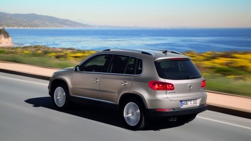 Volkswagen heeft de Tiguan in het nieuw gestoken. De compacte SUV lijkt meer dan ooit op grote broer Touareg. Behalve een aangepast uiterlijk heeft Volkswagen ook het uitrustingsniveau naar een hoger 