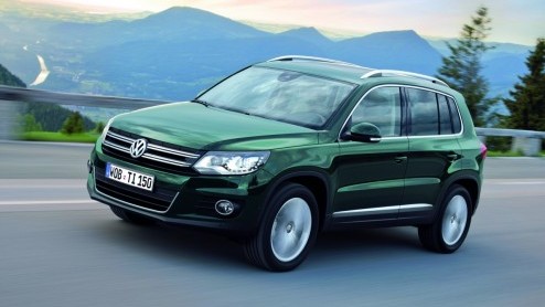 Volkswagen heeft de Tiguan in het nieuw gestoken. De compacte SUV lijkt meer dan ooit op grote broer Touareg. Behalve een aangepast uiterlijk heeft Volkswagen ook het uitrustingsniveau naar een hoger 