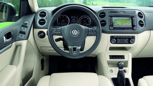 Volkswagen heeft de Tiguan in het nieuw gestoken. De compacte SUV lijkt meer dan ooit op grote broer Touareg. Behalve een aangepast uiterlijk heeft Volkswagen ook het uitrustingsniveau naar een hoger 