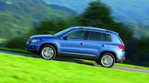 Volkswagen heeft de Tiguan in het nieuw gestoken. De compacte SUV lijkt meer dan ooit op grote broer Touareg. Behalve een aangepast uiterlijk heeft Volkswagen ook het uitrustingsniveau naar een hoger 