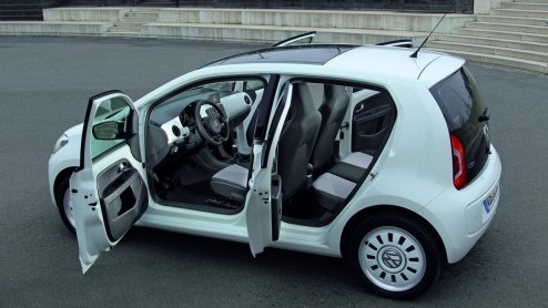 Na het introduceren van de driedeurs Volkswagen Up is het de beurt aan de vijfdeursversie. Omdat twee extra portieren an sich weinig aanleiding geven voor een nieuwe rijtest, nemen we Up-jes onder de