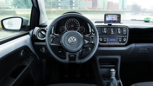 Na het introduceren van de driedeurs Volkswagen Up is het de beurt aan de vijfdeursversie. Omdat twee extra portieren an sich weinig aanleiding geven voor een nieuwe rijtest, nemen we Up-jes onder de
