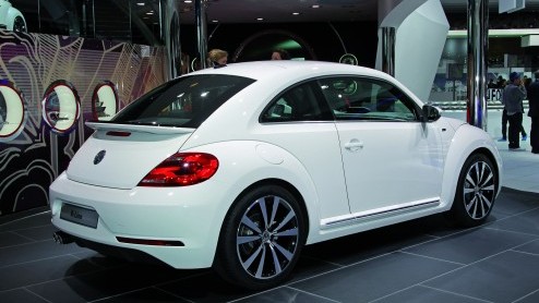 Wie een Beetle of Passat in standaardvorm net iets te gewoontjes vindt kan binnenkort bij Volkswagen het R Line pakket bestellen. Met specifieke bumpers, velgen en interieurdetails staat het duo van s