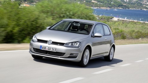 Of het nou echt al nodig was of niet, de Volkswagen Golf is helemaal nieuw. Gebouwd op een nieuw platform is de bestseller van het merk van top tot teen naar de zevende generatie getransformeerd, met