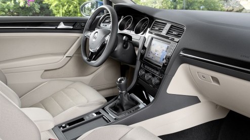 Of het nou echt al nodig was of niet, de Volkswagen Golf is helemaal nieuw. Gebouwd op een nieuw platform is de bestseller van het merk van top tot teen naar de zevende generatie getransformeerd, met