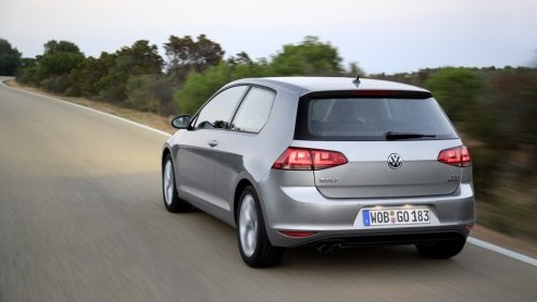 Of het nou echt al nodig was of niet, de Volkswagen Golf is helemaal nieuw. Gebouwd op een nieuw platform is de bestseller van het merk van top tot teen naar de zevende generatie getransformeerd, met
