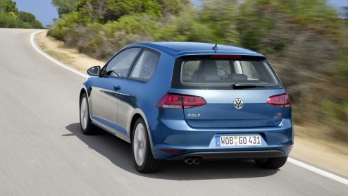 Of het nou echt al nodig was of niet, de Volkswagen Golf is helemaal nieuw. Gebouwd op een nieuw platform is de bestseller van het merk van top tot teen naar de zevende generatie getransformeerd, met
