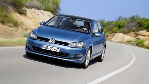 Of het nou echt al nodig was of niet, de Volkswagen Golf is helemaal nieuw. Gebouwd op een nieuw platform is de bestseller van het merk van top tot teen naar de zevende generatie getransformeerd, met