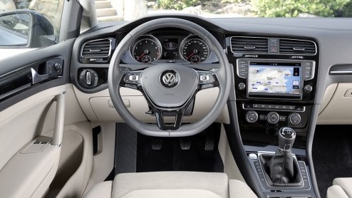Of het nou echt al nodig was of niet, de Volkswagen Golf is helemaal nieuw. Gebouwd op een nieuw platform is de bestseller van het merk van top tot teen naar de zevende generatie getransformeerd, met