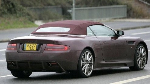 Bij Aston Martin hebben ze het maar druk. De eerste DBS moet nog aan klanten worden geleverd, en ondertussen wordt er met de Volante testwerk verricht. Deze cabriolet-variant werd tijdens wegligging