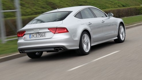 De nieuwe Audi S6 is krachtiger, sneller en sportiever dan zijn voorganger. Toch ben je dan niet automatisch beter af. Audi heeft de racy V10 van zijn voorganger verruild voor een dikke V8 met turbos
