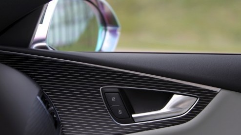 De nieuwe Audi S6 is krachtiger, sneller en sportiever dan zijn voorganger. Toch ben je dan niet automatisch beter af. Audi heeft de racy V10 van zijn voorganger verruild voor een dikke V8 met turbos