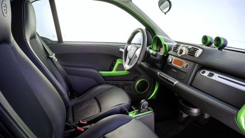 Blokje om met de smart fortwo BRABUS electric drive. Meer vermogen, potige looks en stiekem nog comfortabel ook!