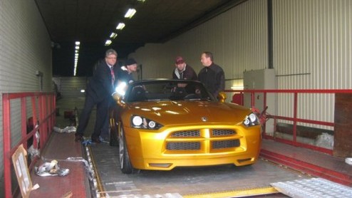Zojuist berichtte een Autovandaaglezer ons over de Dodge Demon. Deze sportieve coup zagen we begin dit jaar als concept schitteren in Genve. Een kennis van hem/haar spotte echter deze goudgele mini-