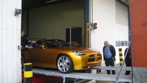 Zojuist berichtte een Autovandaaglezer ons over de Dodge Demon. Deze sportieve coup zagen we begin dit jaar als concept schitteren in Genve. Een kennis van hem/haar spotte echter deze goudgele mini-