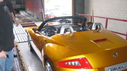 Zojuist berichtte een Autovandaaglezer ons over de Dodge Demon. Deze sportieve coup zagen we begin dit jaar als concept schitteren in Genve. Een kennis van hem/haar spotte echter deze goudgele mini-