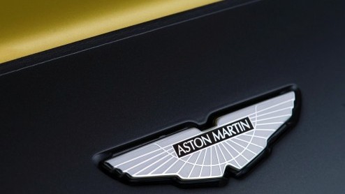 Daimler neemt 5% belang in Aston Martin zodat AMG aandrijflijnen kan gaan leveren aan Aston Martin. Mercedes-Benz stelt elektrische componenten ter beschikking.
