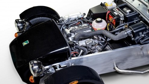 Caterham komt met een nieuwe uitvoering van de Seven. De roadster krijgt de beschikking over een driecilinder turbomotor van Suzuki met een inhoud van 660cc.
