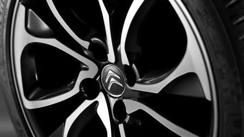 De nieuwe Citron DS4 is volgens zijn makers allerminst doorsnee, bedoeld voor degene die eens wat anders wilt rijden en stiekem de gewone Citron-modellen te braaf vindt. Hoe maakt deze rebelse Frans