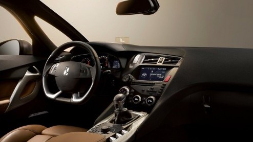 Citron heeft de vanafprijzen voor de DS5 voor de Nederlandse markt bekendgemaakt. Dealers tekenen orders vanaf 34.550 euro. Twee versies, de e-HDi 110 EGS en de Hybrid-4 dieselhybride komen in aanmer