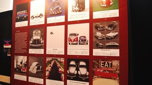Autoreclame is van alle tijden. De tentoonstelling '125 jaar Autoreclame' in het Museum van de Twintigste Eeuw brengt dat op amuserende wijze in beeld. Wanneer ontwikkelde de auto zich tot statussymbo