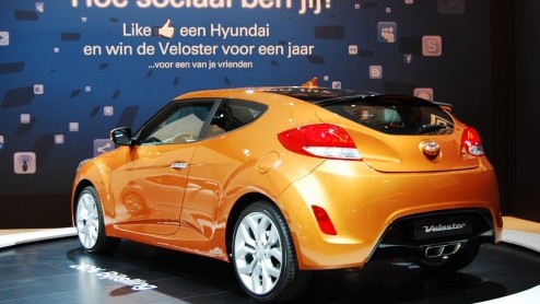 Hyundai gaat naast de zuinige ook op de sportieve toer met de nieuwe Veloster. Hij staat  net al de nieuwe i40 - in juli bij de dealer vanaf 23.995 euro maar is nu al te bewonderen op de AutoRAI.