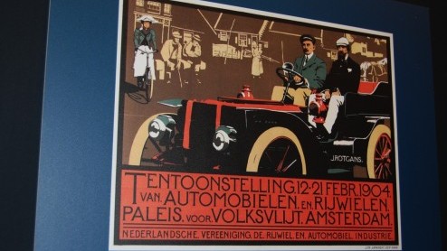 Autoreclame is van alle tijden. De tentoonstelling '125 jaar Autoreclame' in het Museum van de Twintigste Eeuw brengt dat op amuserende wijze in beeld. Wanneer ontwikkelde de auto zich tot statussymbo