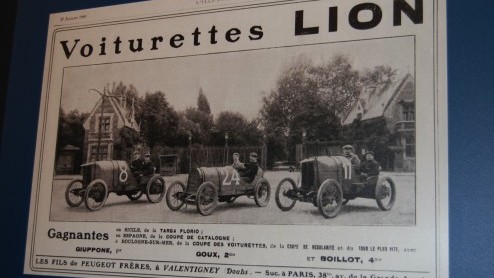 Autoreclame is van alle tijden. De tentoonstelling '125 jaar Autoreclame' in het Museum van de Twintigste Eeuw brengt dat op amuserende wijze in beeld. Wanneer ontwikkelde de auto zich tot statussymbo