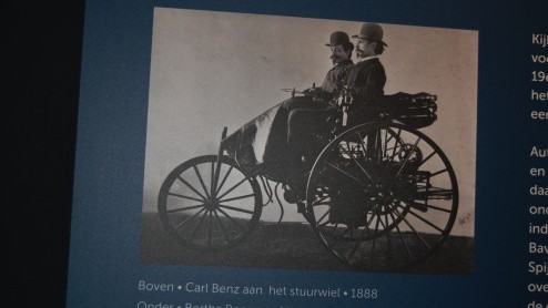 Autoreclame is van alle tijden. De tentoonstelling '125 jaar Autoreclame' in het Museum van de Twintigste Eeuw brengt dat op amuserende wijze in beeld. Wanneer ontwikkelde de auto zich tot statussymbo