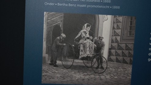 Autoreclame is van alle tijden. De tentoonstelling '125 jaar Autoreclame' in het Museum van de Twintigste Eeuw brengt dat op amuserende wijze in beeld. Wanneer ontwikkelde de auto zich tot statussymbo