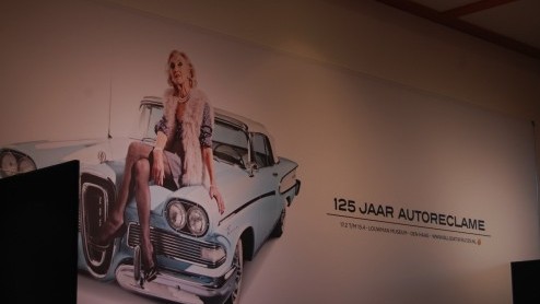 Autoreclame is van alle tijden. De tentoonstelling '125 jaar Autoreclame' in het Museum van de Twintigste Eeuw brengt dat op amuserende wijze in beeld. Wanneer ontwikkelde de auto zich tot statussymbo