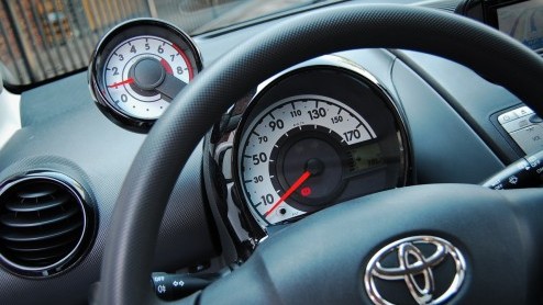 De eerste kennismaking met de Kia Picanto was veelbelovend. De vraag rees of de nieuwe Koreaanse spruit het stokje over zou kunnen nemen van n van de best verkochte stadsautos, de Toyota Aygo. Is e
