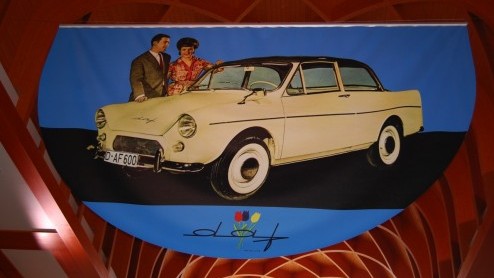 Autoreclame is van alle tijden. De tentoonstelling '125 jaar Autoreclame' in het Museum van de Twintigste Eeuw brengt dat op amuserende wijze in beeld. Wanneer ontwikkelde de auto zich tot statussymbo