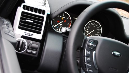 Land Rovers King of the Road treedt aan met een splinternieuwe achtcilinderdiesel. De Range Rover TDV8 ploegt daardoor in de stijl van British Luxury met nog meer machtsvertoon over het asfalt. T