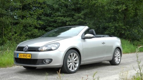 De Volkswagen Golf Cabriolet is er weer! Na negen jaar afwezigheid keert het model terug in het modellengamma van de Duitsers. Zijn showroomdebuut midden in de zomermaand augustus is niet toevallig; m