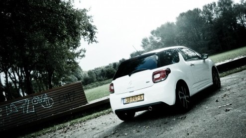 De Citron DS3 heeft zich bewezen als een eigenwijze Fransoos met een gezonde portie dynamiek. Daarom kijken we niet eens vreemd op dat het merk 'spaarzaam dieselen' ook op eigen wijze interpreteert.