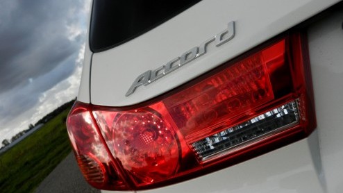 De sportiviteit van de Honda Accord Tourer Type S ligt er vrij dik bovenop. Met de 180 pk sterke 2.2 i-DTEC kan het woord ook bij de daad worden gevoegd. Toch schuilt er nog een geheim in deze vlotte 