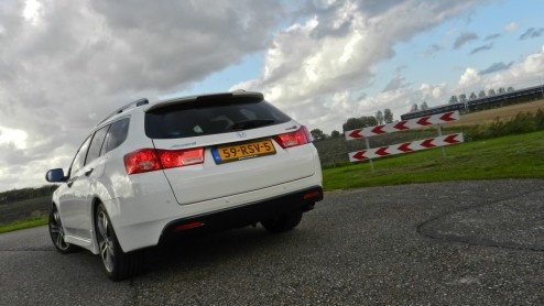 De sportiviteit van de Honda Accord Tourer Type S ligt er vrij dik bovenop. Met de 180 pk sterke 2.2 i-DTEC kan het woord ook bij de daad worden gevoegd. Toch schuilt er nog een geheim in deze vlotte 