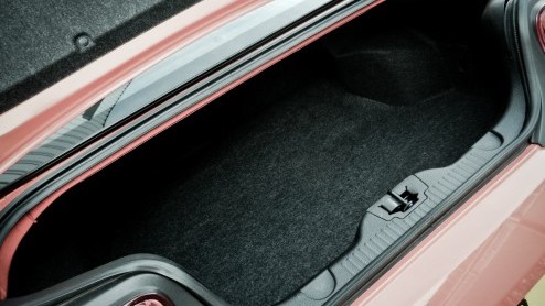 Voor veel sportievelingen is een snelle auto van een Duits merk een jongensdroom. Maar weet echter dat de Amerikanen er ook wat van kunnen. Een pony car als de Ford Mustang lijkt misschien geen seri