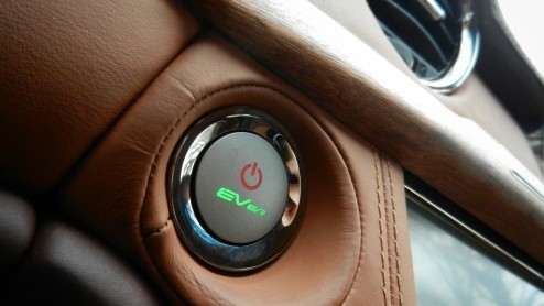 De Porsche Panamera en Maserati Quattroporte hebben er sinds kort een bijzondere tegenstander bij: de Fisker Karma. Wel eens van gehoord? Een elektrisch aangedreven Gran Turismo voorzien van alle luxe