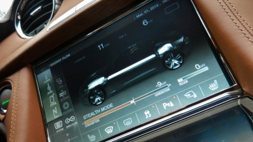 De Porsche Panamera en Maserati Quattroporte hebben er sinds kort een bijzondere tegenstander bij: de Fisker Karma. Wel eens van gehoord? Een elektrisch aangedreven Gran Turismo voorzien van alle luxe