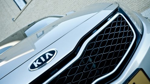Kia zet de laatste jaren in Europa steeds nadrukkelijker voet aan wal met modellen in alle soorten en maten. Het succesvol introduceren van een flinke middenklasser wilde tot op heden niet lukken. Die