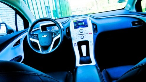 Is de Chevrolet Volt nou een elektrische auto met een benzinemotor als generator of toch eigenlijk een plug-in hybride? Het uitgangspunt is hoe dan ook identiek: zoveel mogelijk elektrisch rijden en n