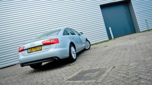 Nadat Lexus en Infiniti het kunstje hebben voorgedaan komt nu ook Audi met een hybride sedan. In tegenstelling tot de Japanners is bij de A6 Hybrid voor maximale efficintie geen zescilinder maar een