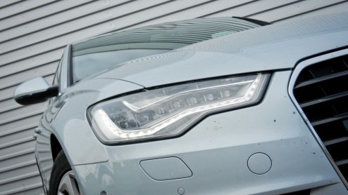 Nadat Lexus en Infiniti het kunstje hebben voorgedaan komt nu ook Audi met een hybride sedan. In tegenstelling tot de Japanners is bij de A6 Hybrid voor maximale efficintie geen zescilinder maar een